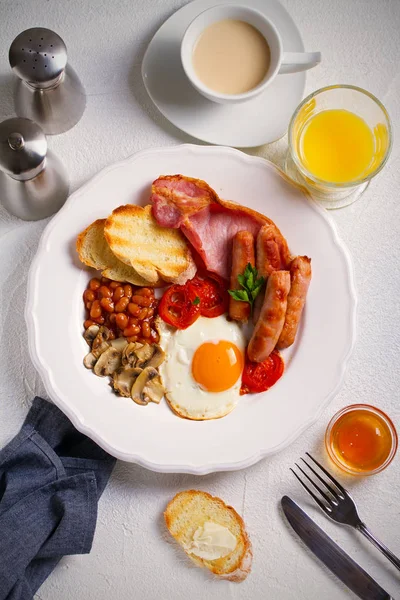 Petit Déjeuner Anglais Irlandais Dans Une Assiette Blanche Avec Saucisses — Photo