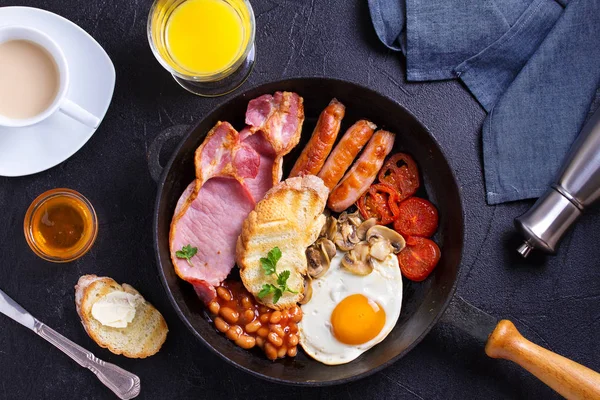 Pequeno Almoço Inglês Irlandês Completo Com Salsichas Bacon Ovos Tomates — Fotografia de Stock