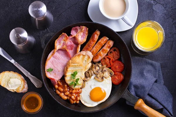 Повний Англійський Або Ірландський Сніданок Ковбасою Бекон Яйця Помідори Гриби — стокове фото
