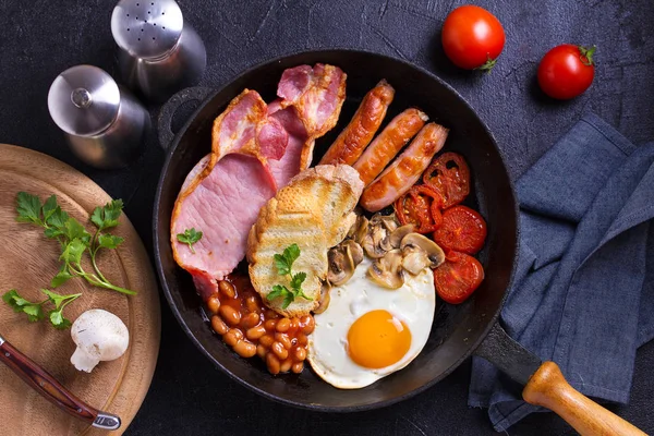 Komplett Engelsk Eller Irländsk Frukost Med Korv Bacon Ägg Tomater — Stockfoto