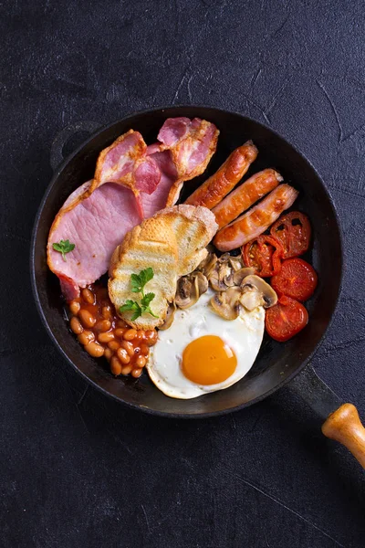 Volledig Engels Iers Ontbijt Met Worstjes Spek Eieren Tomaten Champignons — Stockfoto