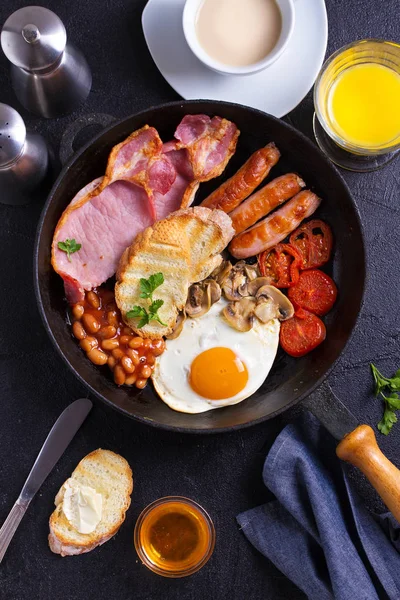全英式或爱尔兰早餐 背景为香肠 西红柿 蘑菇和豆类 — 图库照片