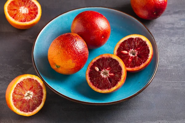 Sangre Naranjas Rojas Tazón Azul Sobre Fondo Gris Cítricos Frescos —  Fotos de Stock