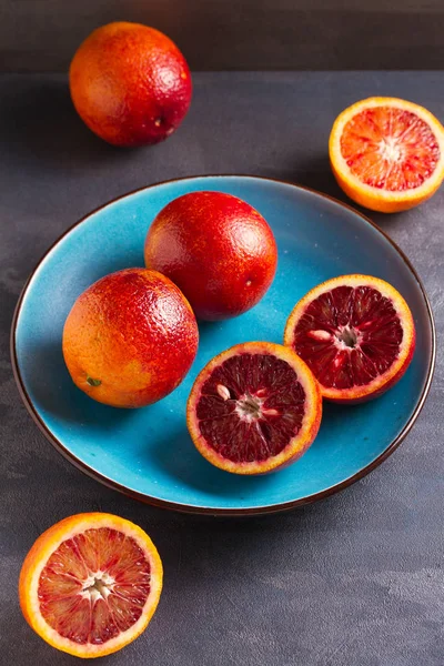 Sang Oranges Rouges Dans Bol Bleu Sur Fond Gris Agrumes — Photo