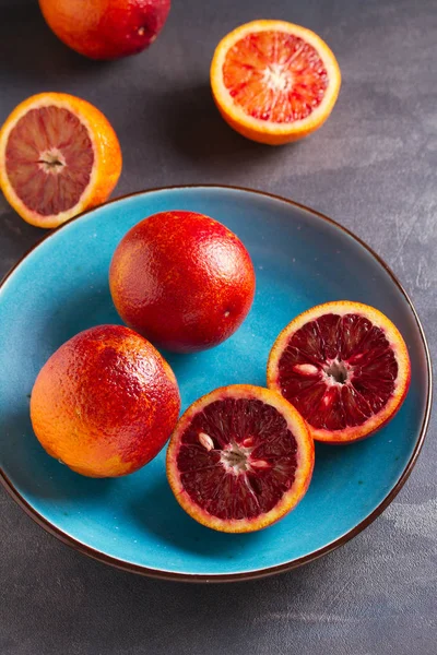 Sangre Naranjas Rojas Tazón Azul Sobre Fondo Gris Cítricos Frescos —  Fotos de Stock