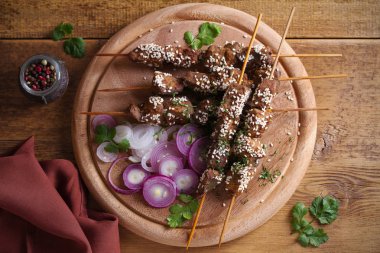 Ahşap tepsi üzerinde susam ile şiş sığır karaciğer. Karaciğer kebabı, kebap-görüntü