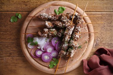 Ahşap tepsi üzerinde susam ile şiş sığır karaciğer. Karaciğer kebabı, kebap-görüntü