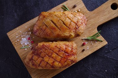 Kırpma tahtasında kavrulmuş ördek göğsü-görüntü, tepegöz, üst