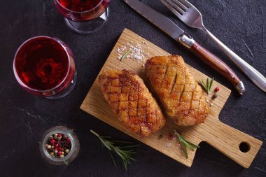 Kırpma tahtasında kavrulmuş ördek göğsü-görüntü, tepegöz, üst