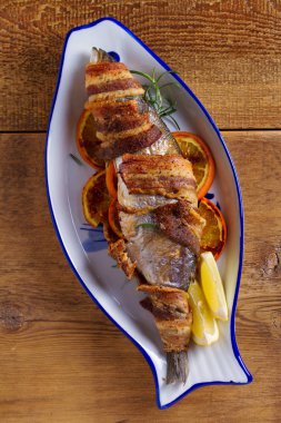 Izgara Pastırma Sarılı Beyaz Balık. Domuz pastırması ile sarılmış balık. Yukarıdan görüntüle, üstten