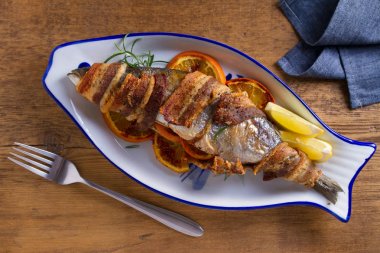 Izgara Pastırma Sarılı Beyaz Balık. Domuz pastırması ile sarılmış balık. Yukarıdan görüntüle, üstten