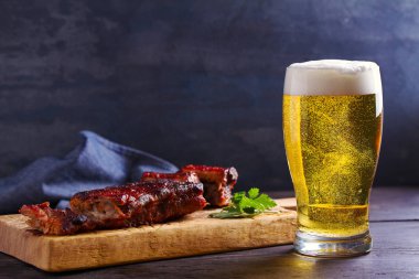 Bira ve domuz kaburgası. Bira ve et. Bir bardak bira. metin için oda, kopyalama alanı