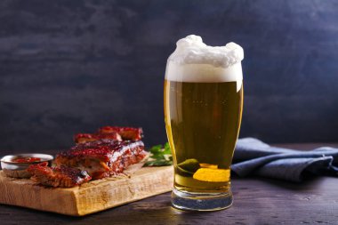 Bira ve domuz kaburgası. Bira ve et. Bira bardağı