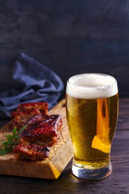 Bira ve domuz kaburgası. Bira ve et. Bir bardak bira. metin için oda, kopyalama alanı