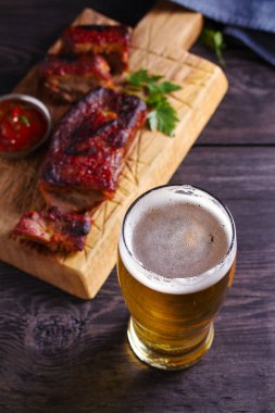 Bira ve domuz kaburgası. Bira ve et. Bira bardağı