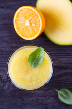 Turuncu Mango Zencefilli Smoothie. Meyve ve Sebze Smoothie - sağlıklı diyet ve detoks içecek 
