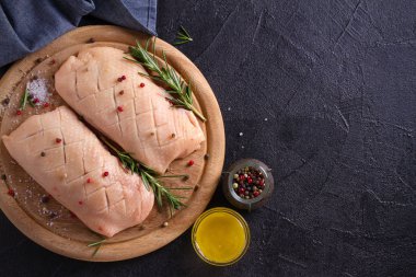 Çiğ pişmemiş kümes hayvanı eti. Ördek göğüsler pişirme için hazırlanan