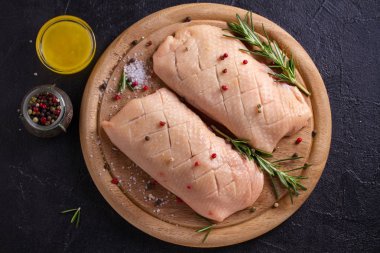 Çiğ pişmemiş kümes hayvanı eti. Ördek göğüsler pişirme için hazırlanan