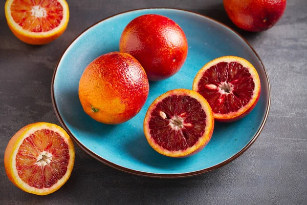 Sangre Naranjas Rojas Tazón Azul Sobre Fondo Gris Cítricos Frescos —  Fotos de Stock