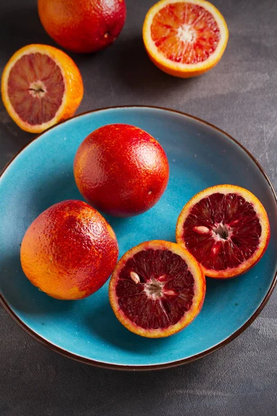 Sangre Naranjas Rojas Tazón Azul Sobre Fondo Gris Cítricos Frescos —  Fotos de Stock