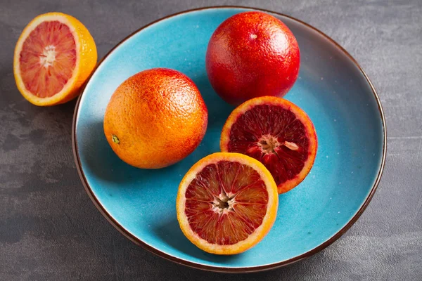 Sangre Naranjas Rojas Tazón Azul Sobre Fondo Gris Cítricos Frescos —  Fotos de Stock