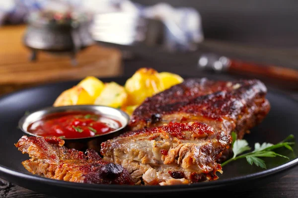 Gegrilde Varkensvlees Spareribs Met Frietjes Zwarte Plaat Geroosterde Gesneden Barbecue — Stockfoto