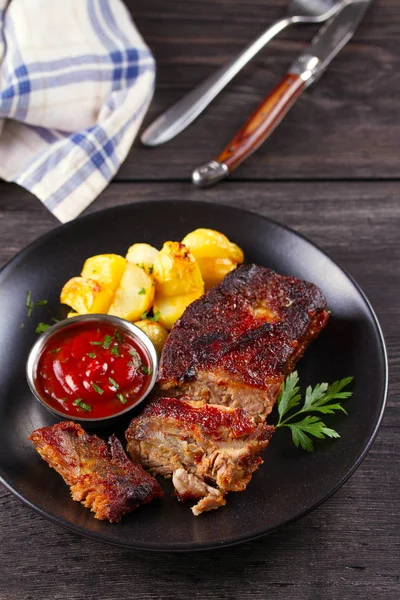 Gegrilde Varkensvlees Spareribs Met Frietjes Zwarte Plaat Geroosterde Gesneden Barbecue — Stockfoto