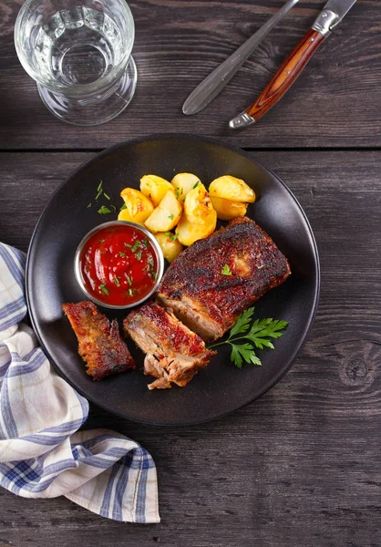 Gegrilde Varkensvlees Spareribs Met Frietjes Zwarte Plaat Geroosterde Gesneden Barbecue — Stockfoto