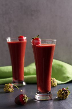 Çikolata çilek smoothie ve çikolata doğranmış antep fıstığı ile çilek kaplı. Sağlıklı içecek