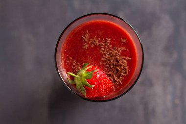 Çilekli çikolatalı çilekli smoothie. Sağlıklı içecek. Yukarıdan görüntüle, en iyi stüdyo çekimi