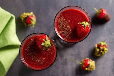 Çikolata çilek smoothie ve çikolata doğranmış antep fıstığı ile çilek kaplı. Sağlıklı içecek. Yukarıdan görüntüle, en iyi stüdyo çekimi