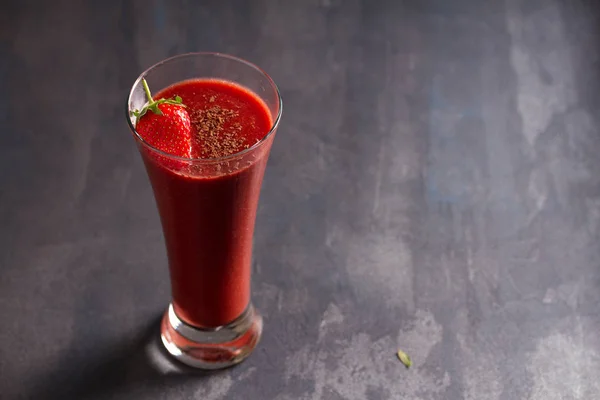 巧克力草莓冰沙与浆果 健康饮料 — 图库照片