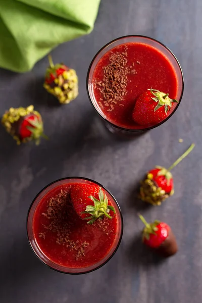 Smoothie Aux Fraises Chocolat Baies Recouvertes Chocolat Aux Pistaches Hachées — Photo