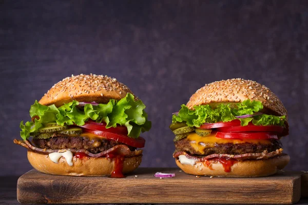 Два Вкусных Гамбургера Говядины Беконом Деревянной Доске Место Смс Продукты — стоковое фото