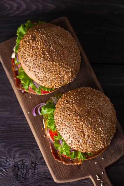 Két Finom Házi Marha Hamburgert Szalonnával Vágódeszka Kilátás Felülről Felső — Stock Fotó
