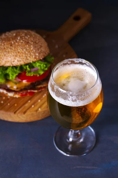 Kieliszek Piwa Burger Koncepcja Piwa Żywności — Zdjęcie stockowe