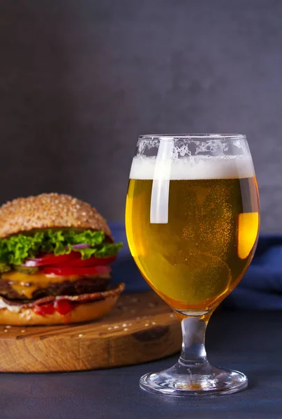 Vaso Cerveza Hamburguesa Concepto Cerveza Comida —  Fotos de Stock