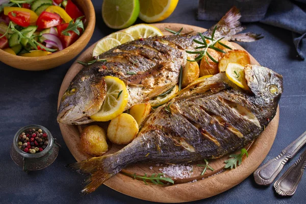 Kavrulmuş balık ve patates, ahşap tepside servis - resim