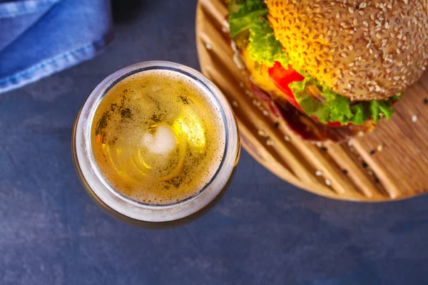Kieliszek Piwa Burger Koncepcja Piwa Żywności Widok Góry Top Studio — Zdjęcie stockowe