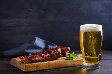 Bira ve domuz kaburgası. Bira ve et. Bira ve gıda konsepti - Resim