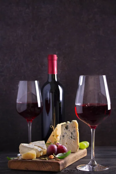 Κόκκινο Κρασί Τυρί Στην Σανίδα Κοπής Έννοια Του Κρασιού Και — Φωτογραφία Αρχείου