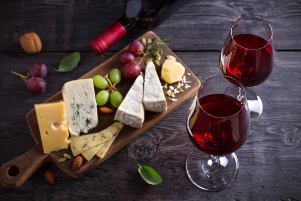 Red Wine Cheese Chopping Board Wine Food Concept Image — Stock Photo, Image