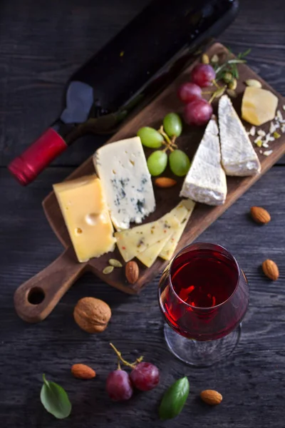 Red Wine Cheese Chopping Board Wine Food Concept Image — Stock Photo, Image