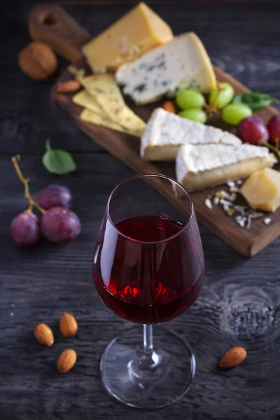 Red Wine Cheese Chopping Board Wine Food Concept Image — Stock Photo, Image