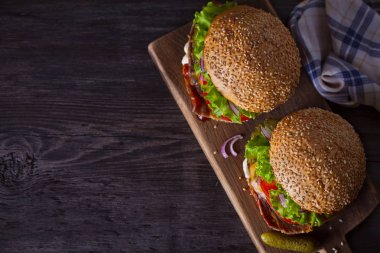 Ahşap doğrama tahtası üzerinde pastırma ile lezzetli ev yapımı sığır burger. genel merkez, yatay, kopyalama alanı, gıda arka planı