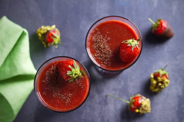 Çilekli tatlı, dut ve çikolata. Gri arka planda sağlıklı içecek