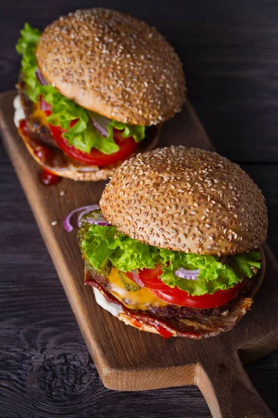 Ízletes Házi Marha Hamburgert Szalonnával Vágódeszka Függőleges — Stock Fotó