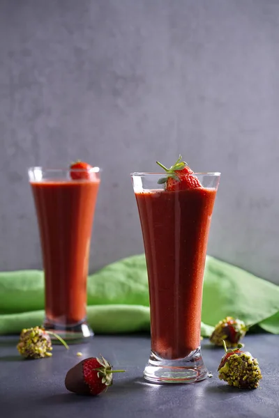 草莓冰沙与浆果和巧克力 灰色背景下的健康饮料 — 图库照片