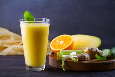 Mango Turuncu Zencefil Salatalık ve Kereviz Smoothie. Meyve ve Sebze Smoothie - sağlıklı diyet ve detoks içecek. Yatay
