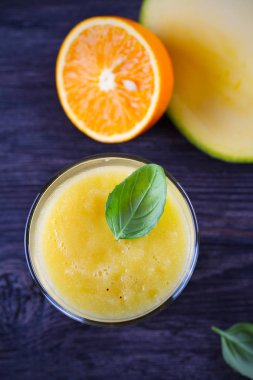 Mango Turuncu Zencefil Salatalık ve Kereviz Smoothie. Meyve ve Sebze Smoothie - sağlıklı diyet ve detoks içecek. Yukarıdan görüntüle, en iyi stüdyo çekimi